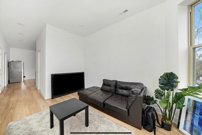 Foto del edificio - 1908 W 48th St