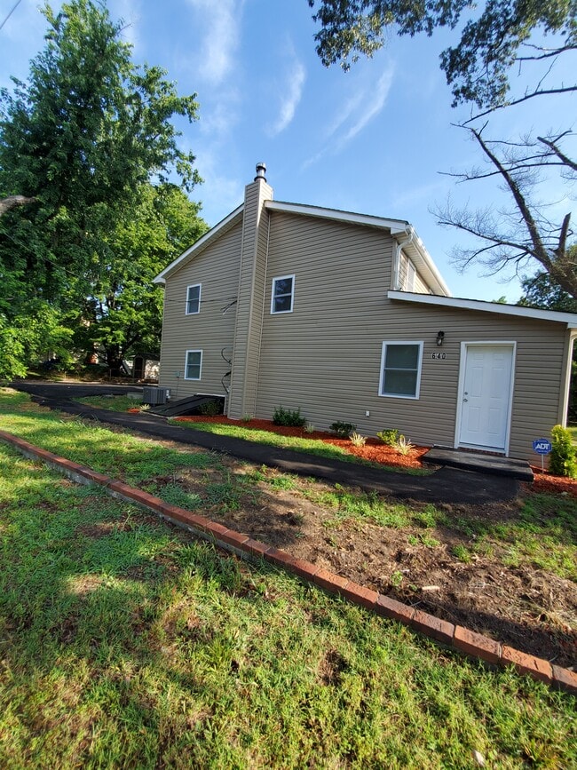 Building Photo - 640 Donaldson Ave
