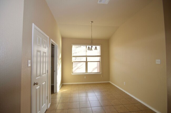 Foto del edificio - BEAUTIFUL New Home Available NOW!