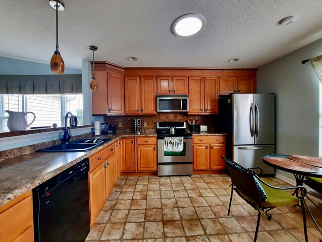 Beautiful cabinets - 6200 Wood Duck Way