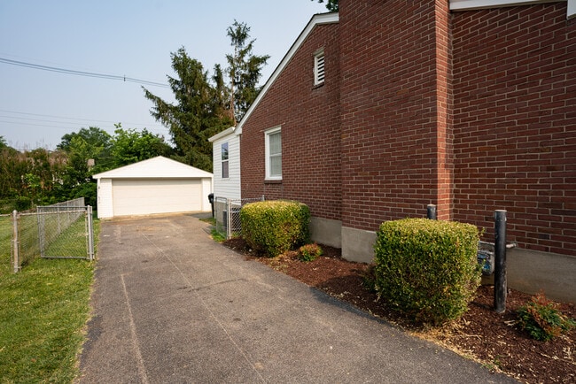 Building Photo - 218 Bramton Rd