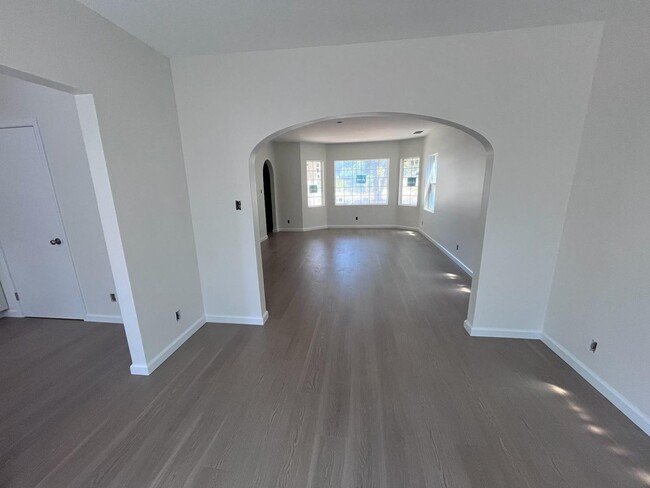Building Photo - 5533 Mariposa Ave