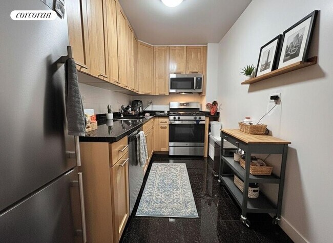 Building Photo - 333 E 49th St