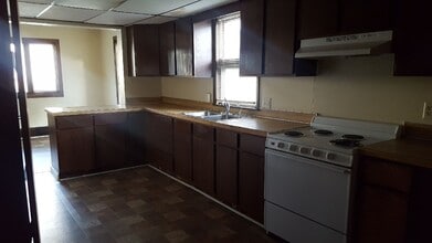 Building Photo - 1122 Wellington St