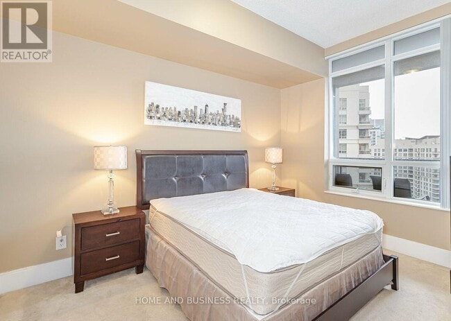 Photo du bâtiment - 330 Burnhamthorpe Rd W