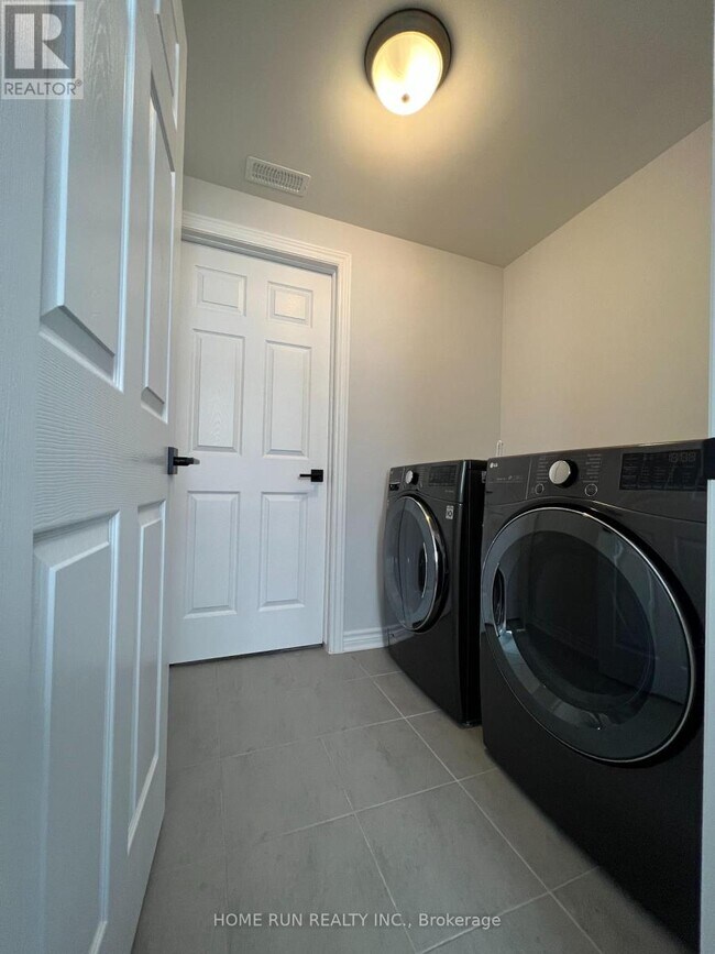 Building Photo - 279 Squadron Cres