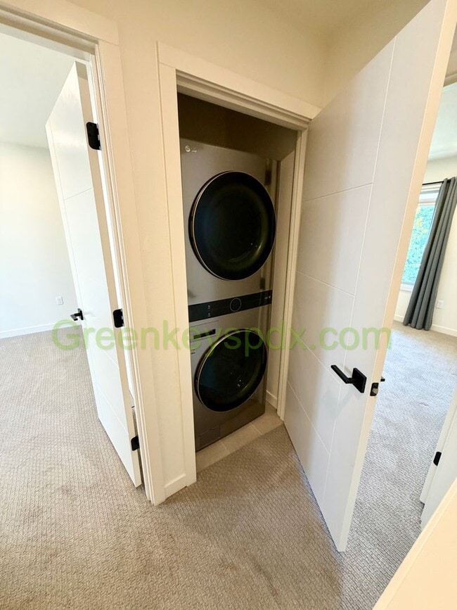 Building Photo - Newer 2-Bedroom Townhome for Rent in SE Portland with Private Patio in Walkable Location