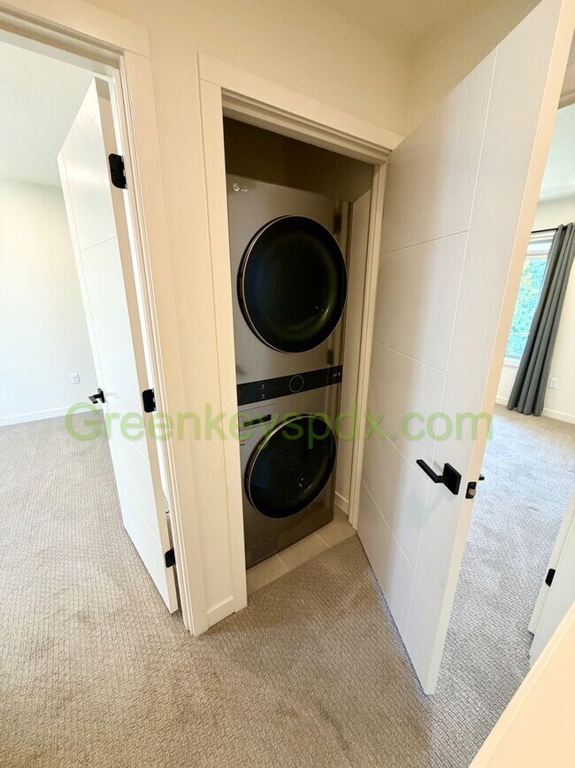 Foto del edificio - Newer 2-Bedroom Townhome for Rent in SE Portland with Private Patio in Walkable Location