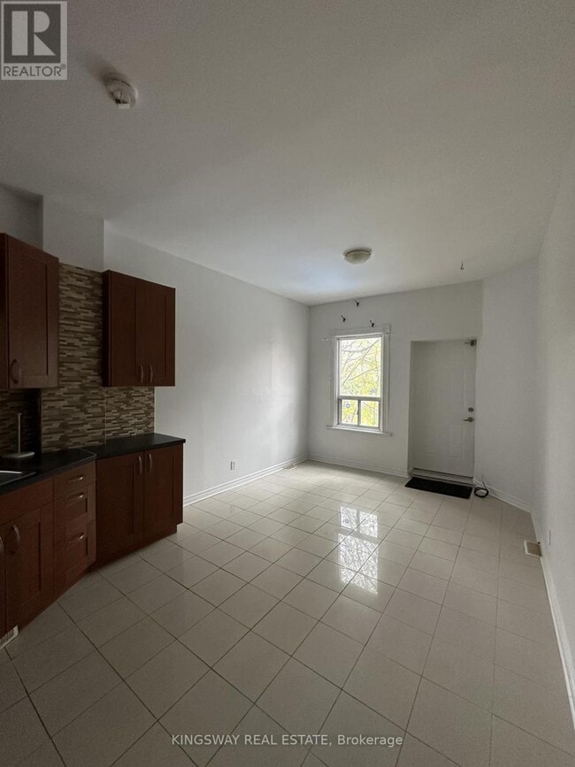 Photo du bâtiment - 1504 Queen St W