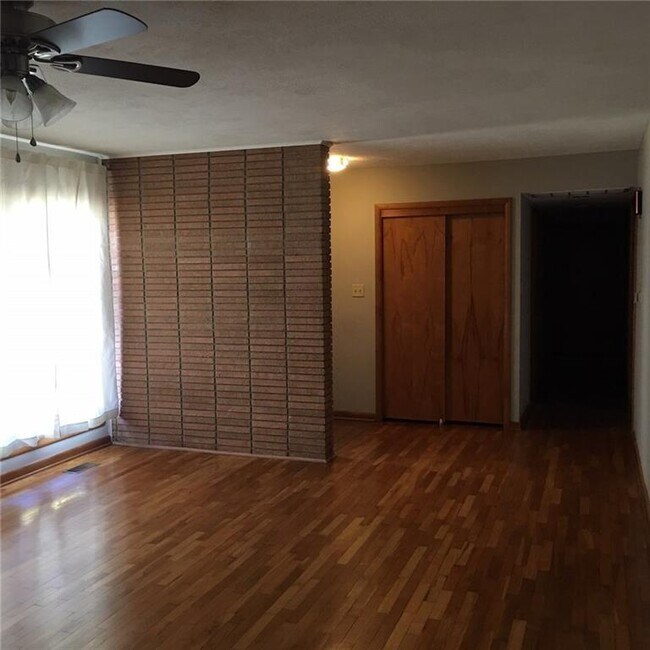 Foto del edificio - 310 W Hannibal St