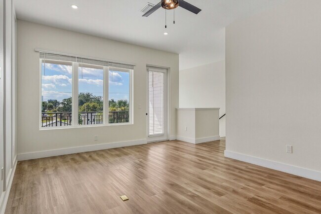 Foto del edificio - Luxurious 3 Bedroom Condo with Spacious Layout and Prime Location in Tampa, FL!