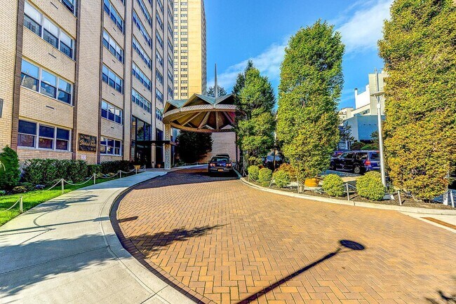 Foto del edificio - 102-30 66th Rd