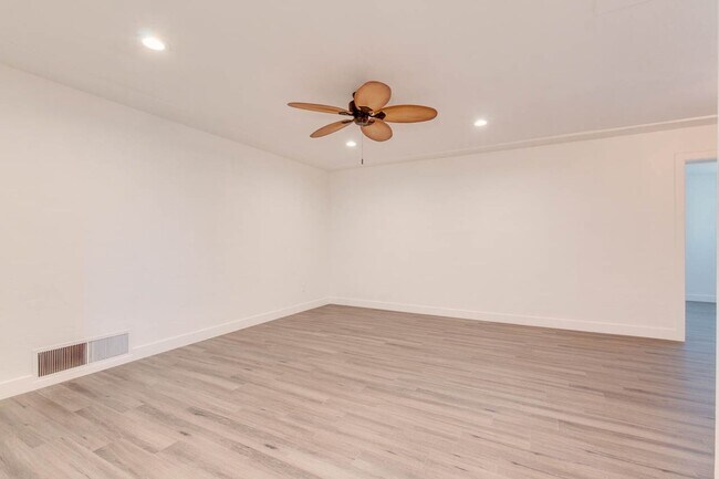 Building Photo - 4129 N 33rd Dr
