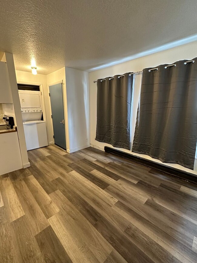 Building Photo - Recently remodeled 3 bed, 1 bath Duplex in...