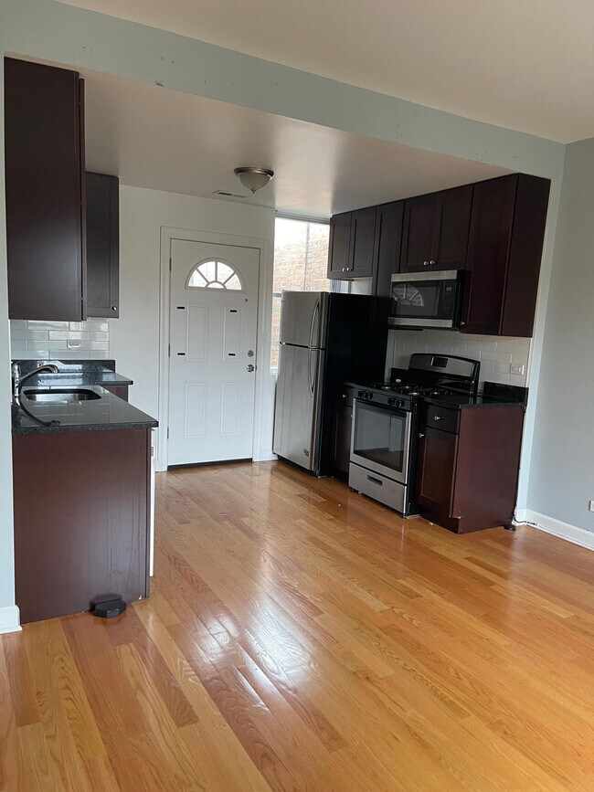 Foto del edificio - 1640 W Pratt Blvd