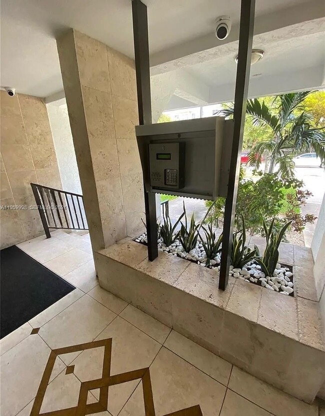 Foto del edificio - 250 180th Dr