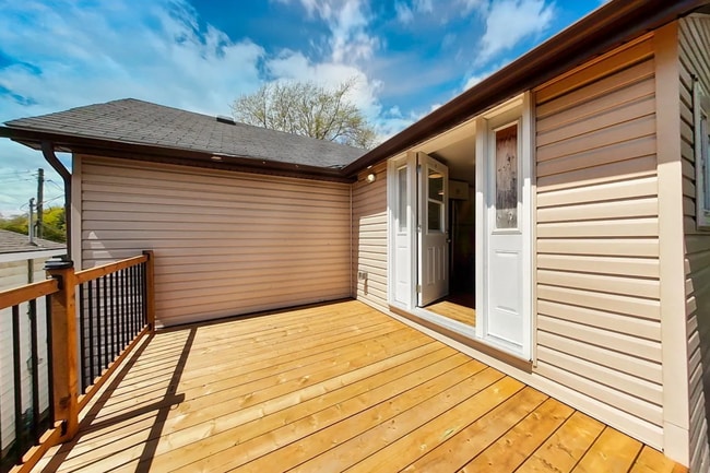 Building Photo - 2 Bedroom Upper-Level Unit – All Utilities...
