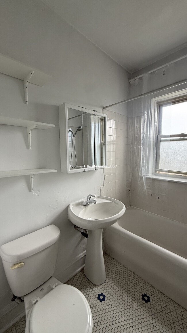Building Photo - 2853 W Berteau Ave