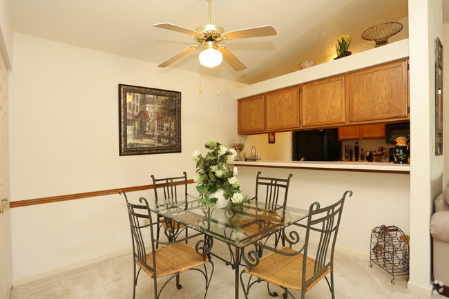 Eating Area - Springbrook Cercle