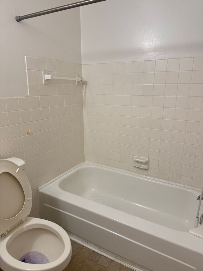 Foto del edificio - Euclid 2 Bedroom Townhome