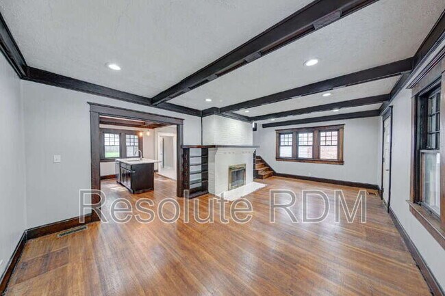Building Photo - 110 N Riley Ave