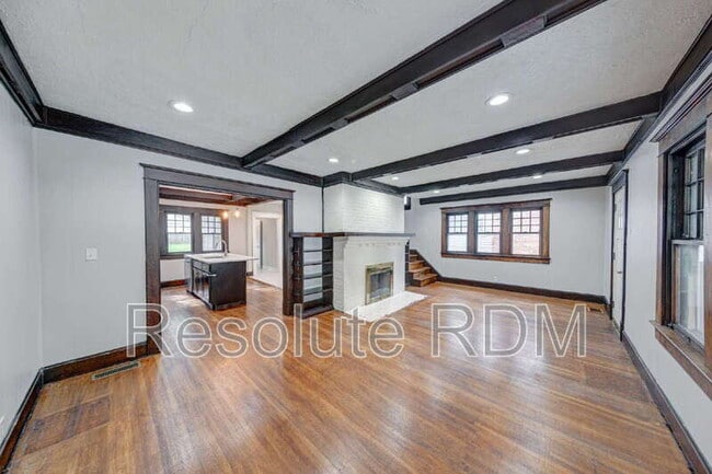 Foto del edificio - 110 N Riley Ave