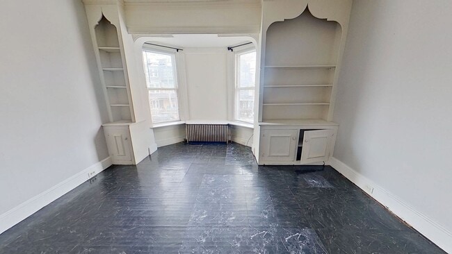 Building Photo - Spacious 3-Bedroom Second-Floor Apartment
