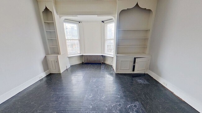 Foto del edificio - Spacious 3-Bedroom Second-Floor Apartment