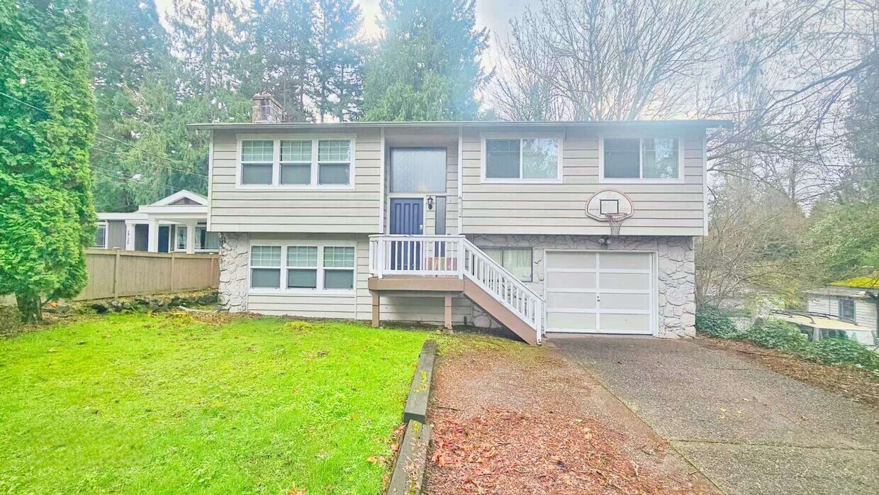 Charming 4 Bed 2 Bath Home in Wedgewood - Charming 4 Bed 2 Bath Home in Wedgewood