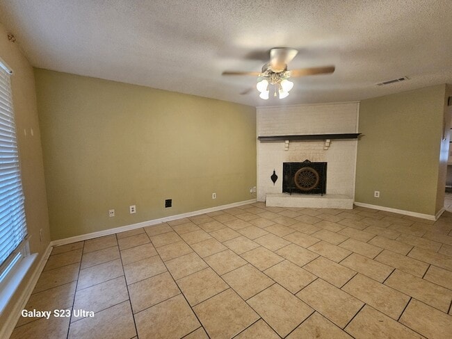 Building Photo - 615 Lilly Ln