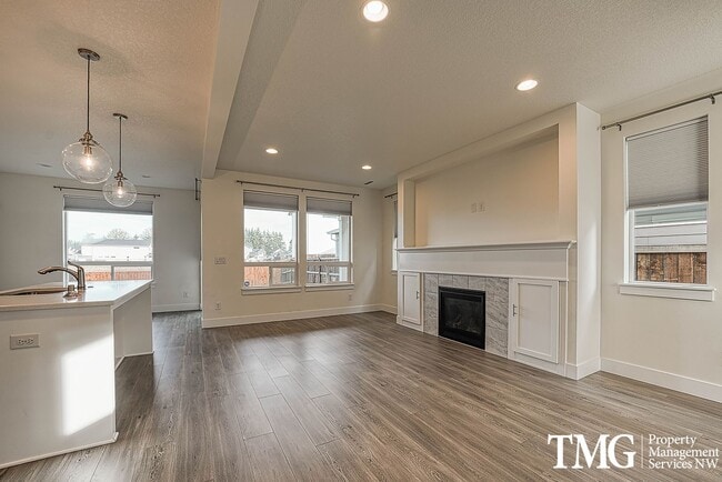 Building Photo - Newer Brush Prairie Home in Greenbelt Setting!