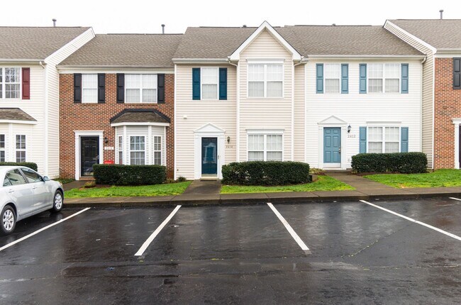 Foto del edificio - Spacious, well-kept 3 bedroom N Raleigh townhome with fenced back area!