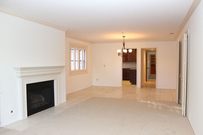 Building Photo - SPACIOUS 2B/2BA CONDO IN BANKERS HILL WITH...