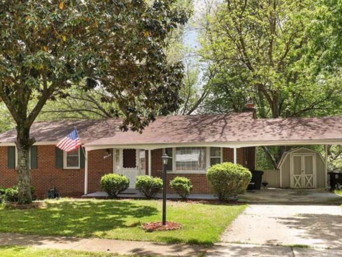 Foto principal - 5 Bedroom Single Family Home in Clinton