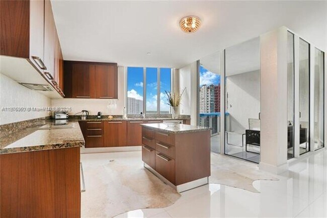 Foto del edificio - 15811 Collins Ave