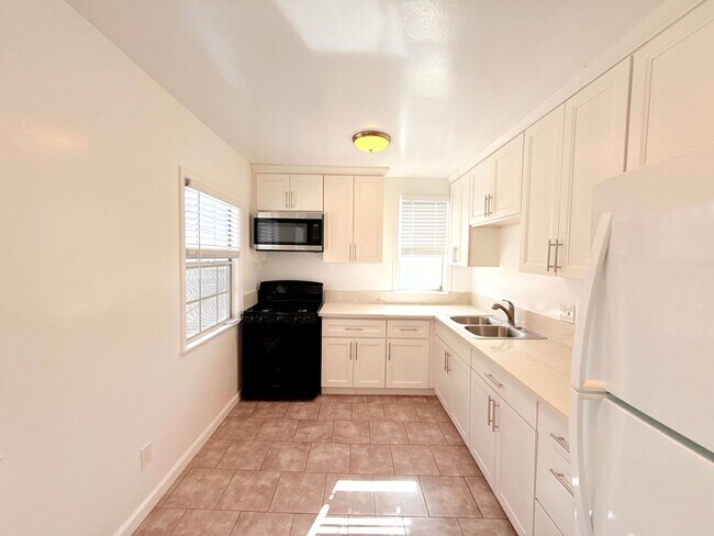 Foto del edificio - 4080-4084 Leimert Blvd (On sale)