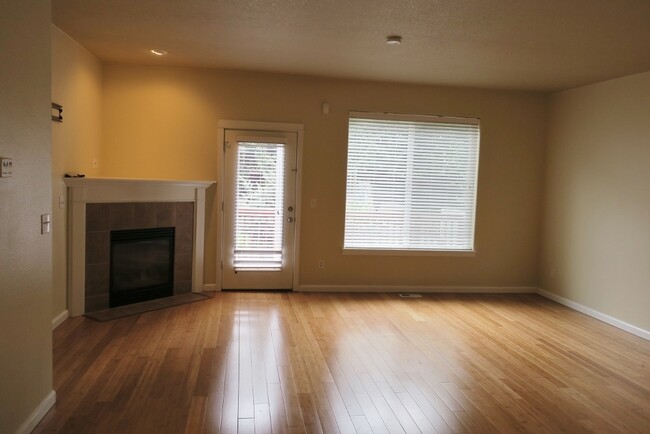 Foto del edificio - Bright & Spacious 3-Bedroom Townhome with ...