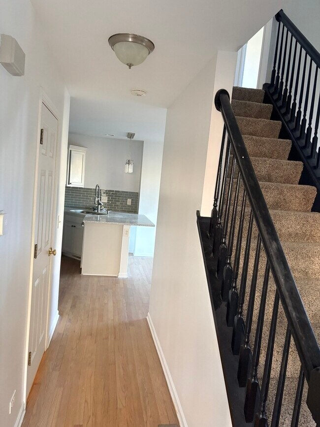 Building Photo - 610 Daisy Ln