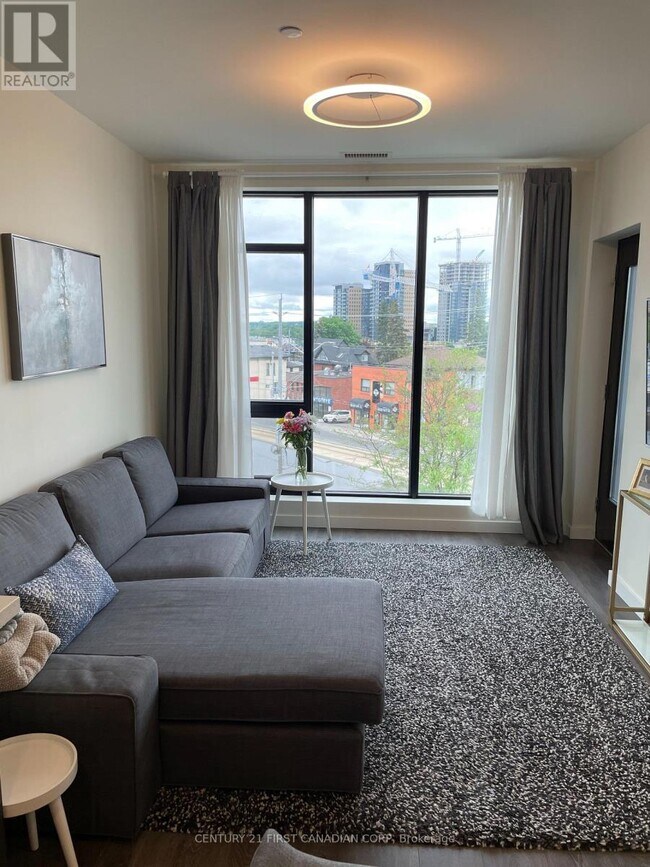 Building Photo - 690 King St W