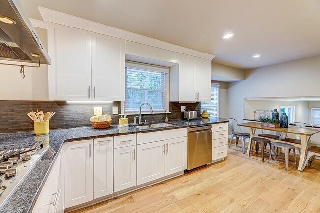 Building Photo - 1185 Lake Colony Dr