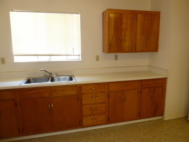 Building Photo - Suzette 2