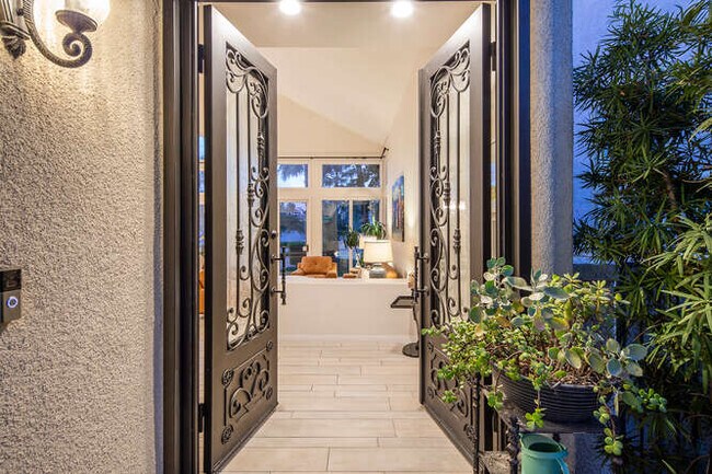 Foto del edificio - 8856 Rainbow Ridge Dr