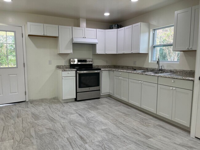 Foto del edificio - Newly Renovated 2 Bedroom Apartment in Lak...