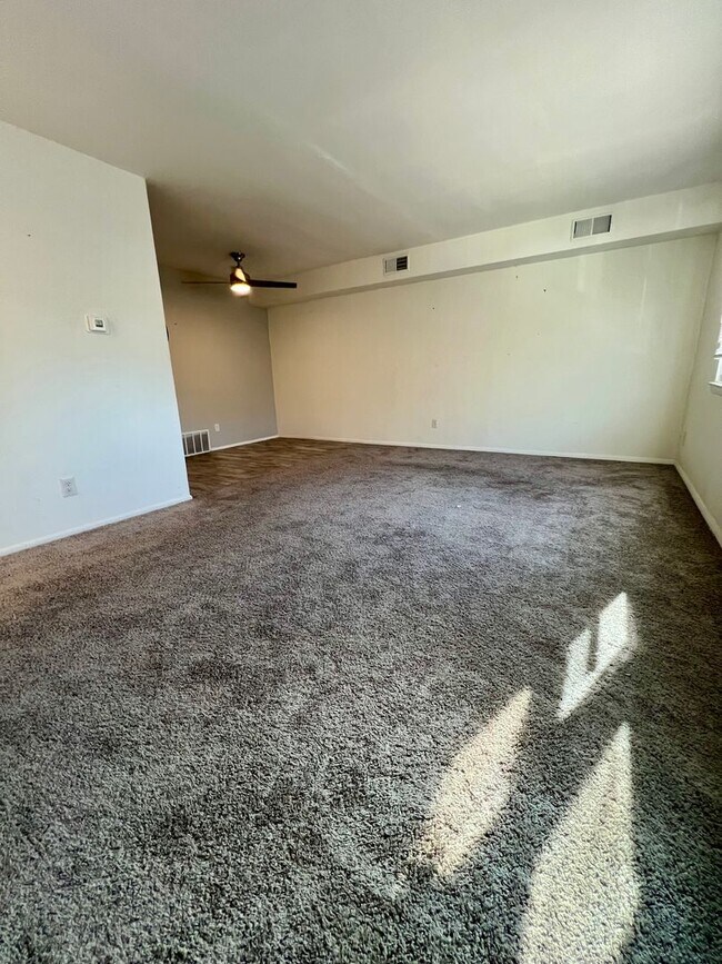 Foto del edificio - 585 Allengrove St