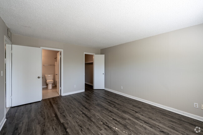 2BR, 1BA - 900SF - B1 - Primary Bedroom - The Element at 464