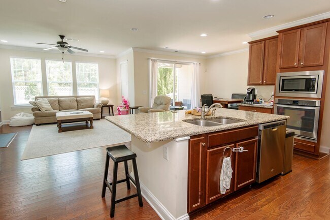 Foto del edificio - Beautiful 3 Bed/2.5 Bath Townhome Nestled ...