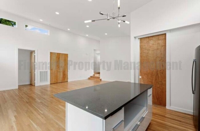 Foto del edificio - Beautiful Mid-Century 3 Bed 2 Bath in Ingl...