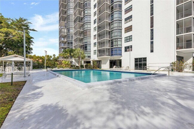 Foto del edificio - 20100 W Country Club Dr