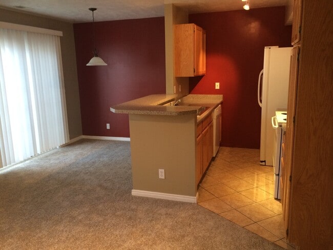 Building Photo - 3 Bedroom Townhome with Fenced Yard in Wes...
