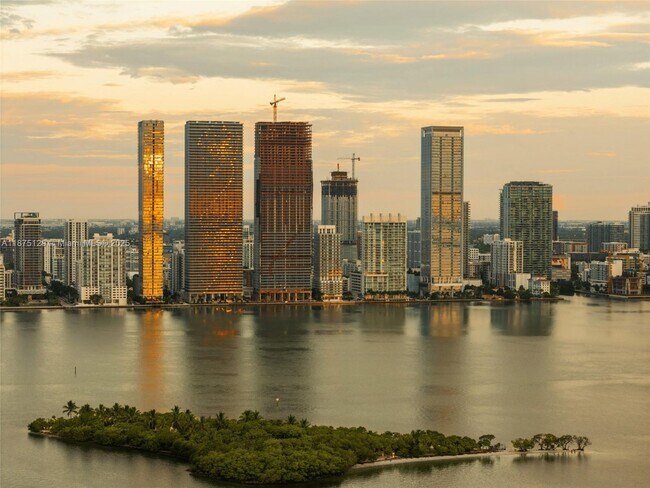 Foto del edificio - 700 NE 24th St